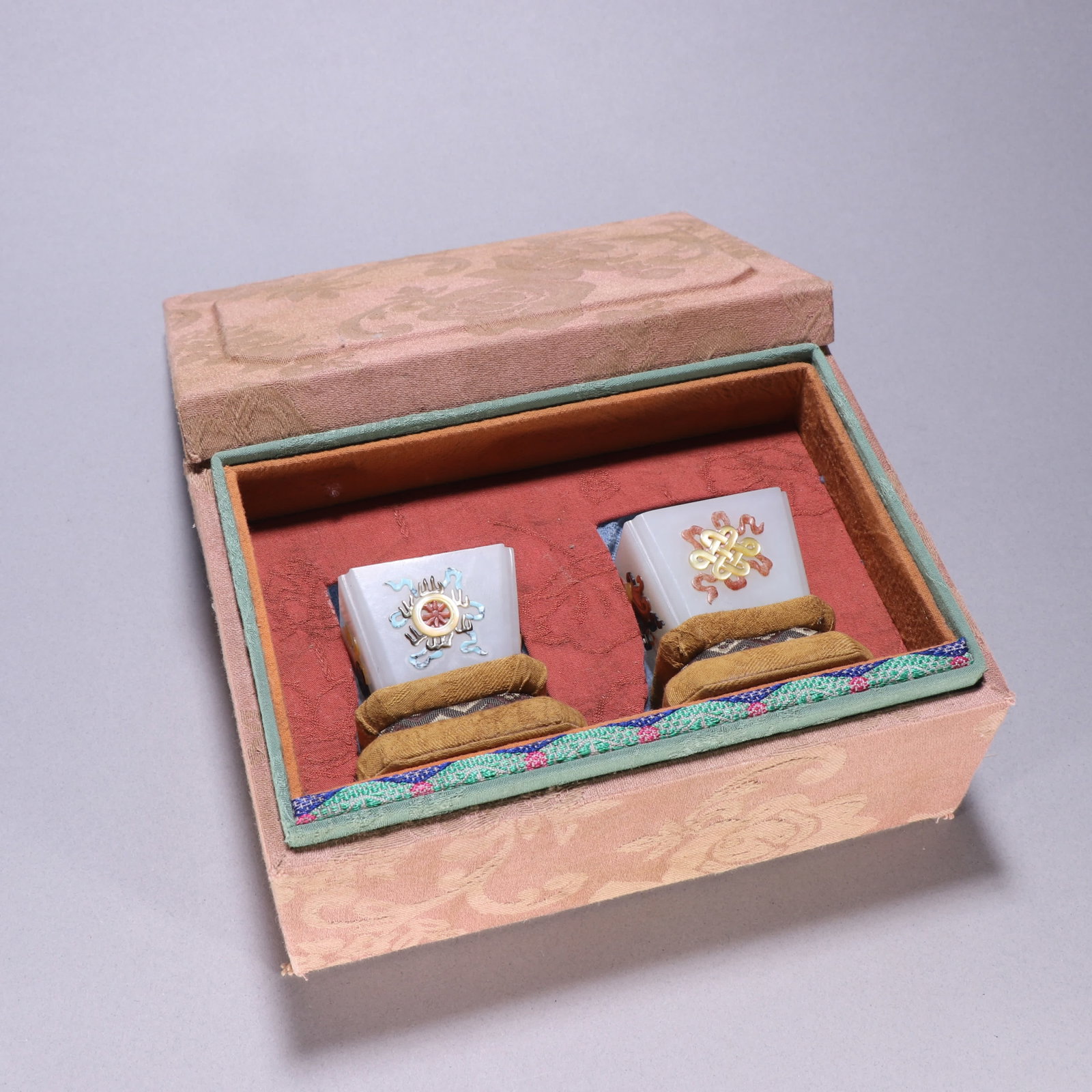 A pair of Qing dynasty Hetian jade inlaid treasure cups (1 of 9)