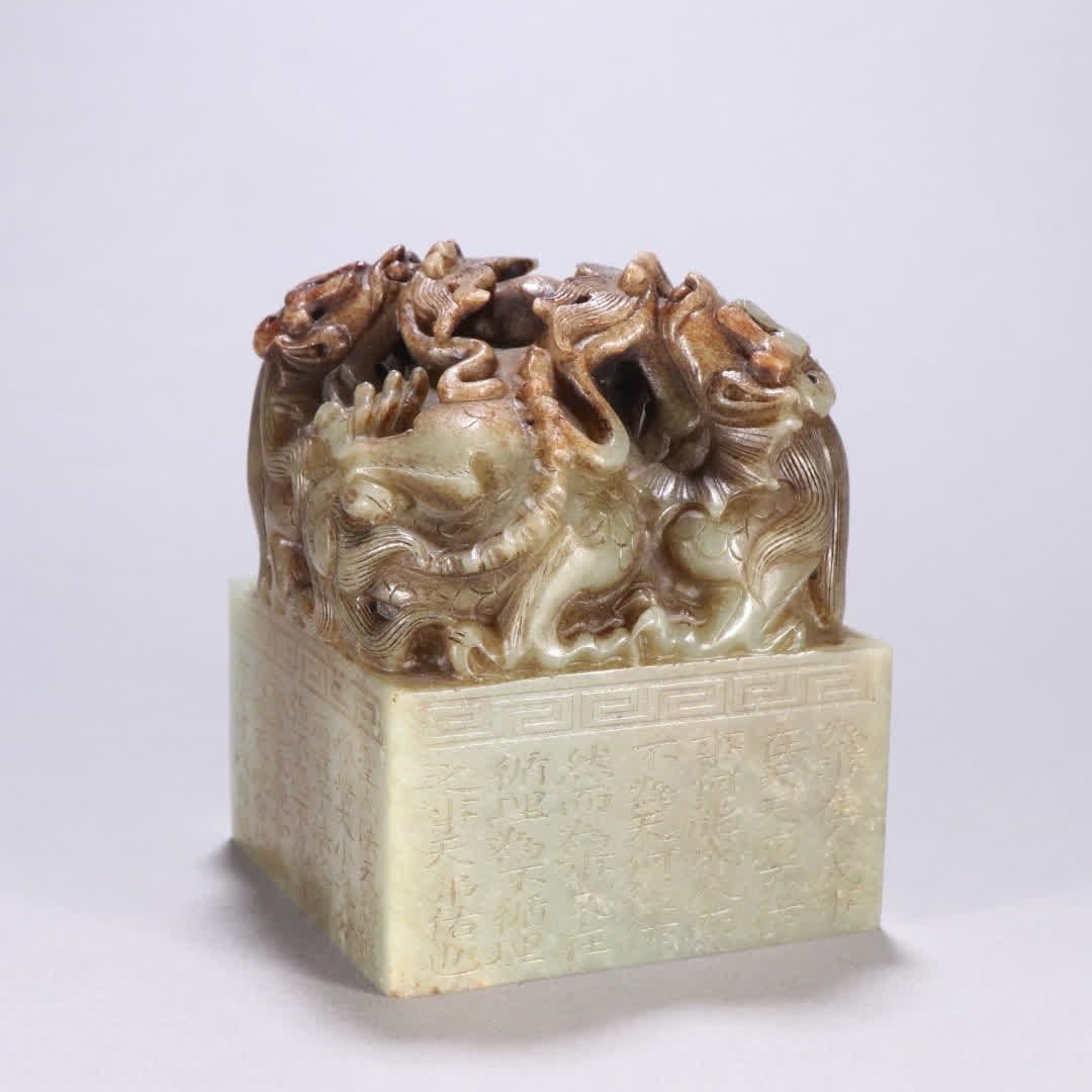 A Qing dynasty Hetian jade seal with a dragon biting a beaded knob: Qing Dynasty Hetian jade seal with a two-dragon biting pearl knob SIZE: H:10.5cm W:8.2cm W:1623.9g (The Dimensions Of All Batches Are Manually Measured.If You Need More Detailed Information, Please Co