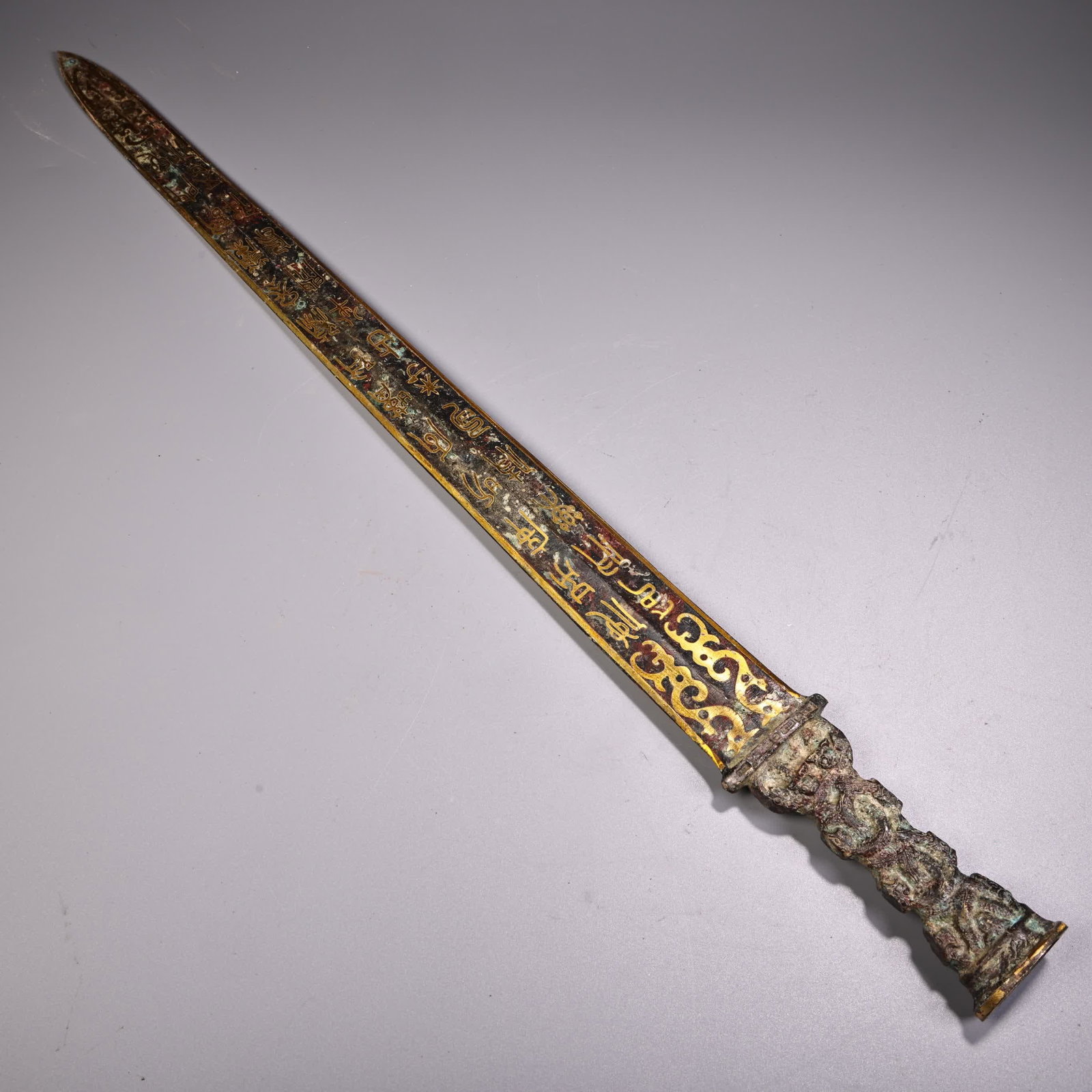 A Han Dynasty bronze sword inlaid with gold and inscriptions: Han dynasty bronze sword with inlaid gold belts and inscriptions SIZE: W:500g L:57cm W:4.5cm (The Dimensions Of All Batches Are Manually Measured.If You Need More Detailed Information, Please Contact 