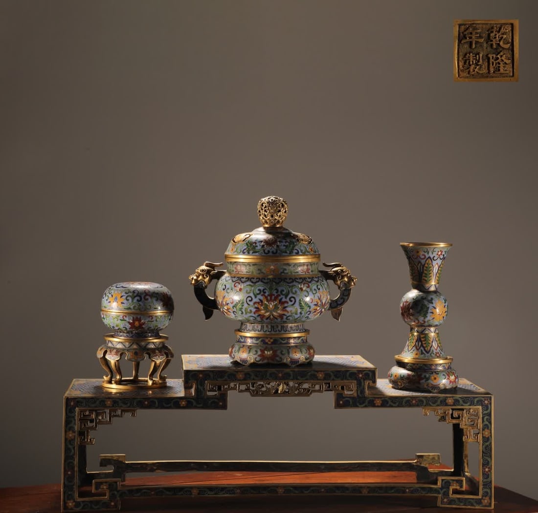 One piece: a Qing Dynasty copper-bodied cloisonne cloisonne enamel bottle and censer, set of three (1 of 9)