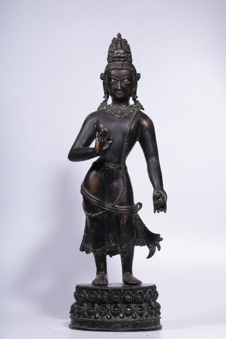 A Qing Dynasty bronze standing statue of Guanyin with lotus hands: Qing Dynasty bronze standing statue of Guanyin with lotus hands SIZE: H:54cm L:16.5cm W:13cm W:6.2kg (The Dimensions Of All Batches Are Manually Measured.If You Need More Detailed Information, Please 
