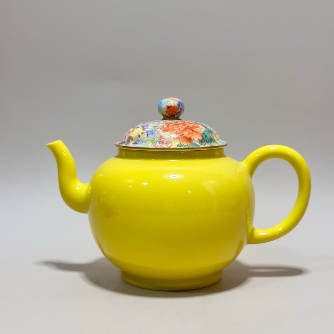 One piece is a Yongzheng period lemon yellow glaze tea with enamel multifloral patterns: Yongzheng period lemon yellow glaze tea with enamel multifloral pattern SIZE: H:11.3cm Mouth D:6.5cm Belly diameter 17cm, Bottom 6.3cm (The Dimensions Of All Batches Are Manually Measured.If You Need 