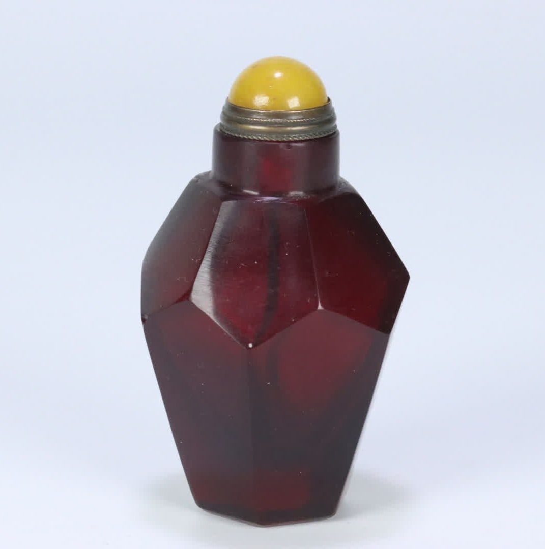 A Qing Dynasty glass diamond-shaped snuff bottle: Qing Dynasty glass rhodomorphic snuff bottle SIZE: 7.51x4.26cm W:89.6g (The Dimensions Of All Batches Are Manually Measured.If You Need More Detailed Information, Please Contact Our Customer Service B