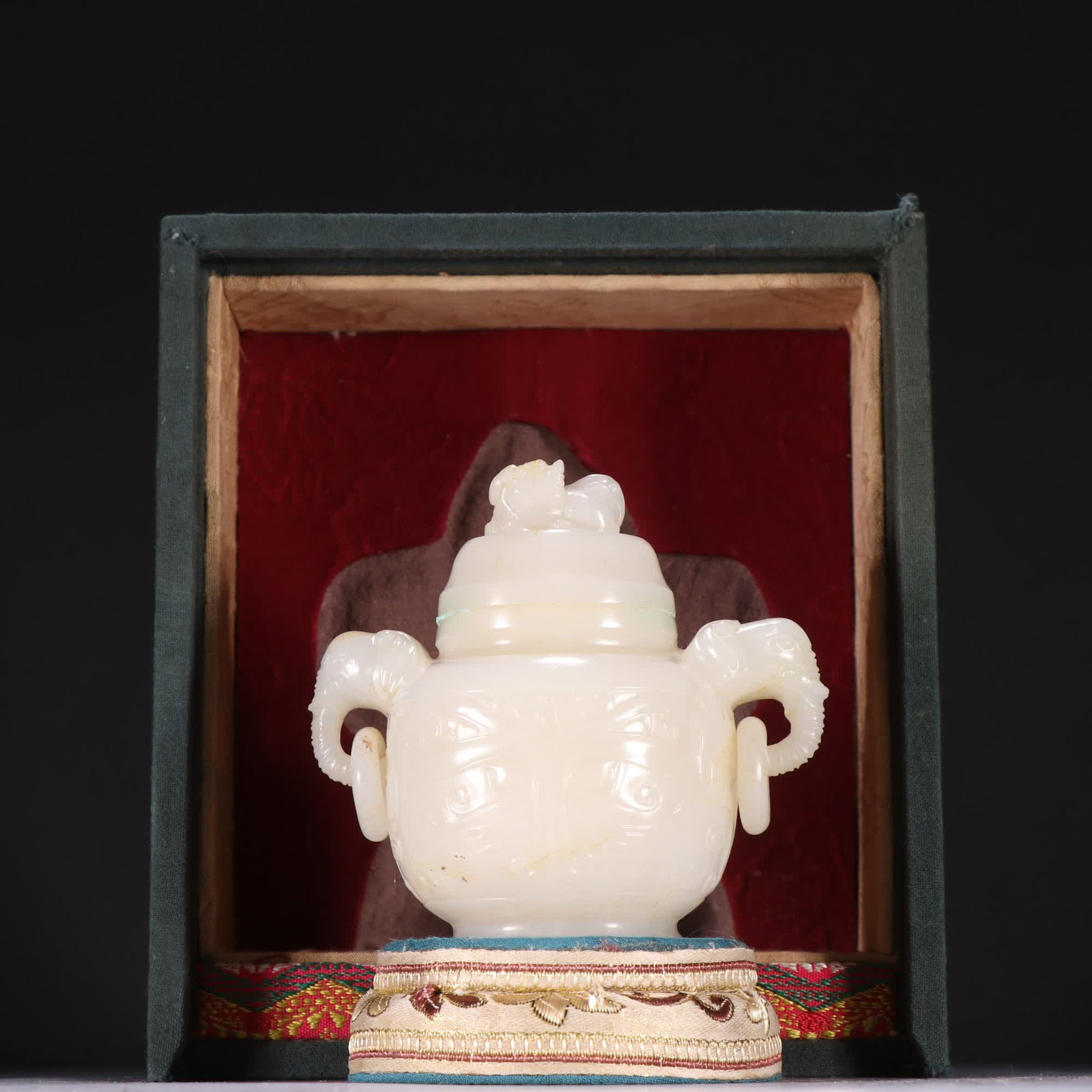 A Qing dynasty Hetian jade elephant ear-holding ring-shaped taotie incense burner: Qing dynasty Hetian jade elephant ear ring, taotie pattern incense burner SIZE: H:8.7cm W:8.9cm W:228.1g (The Dimensions Of All Batches Are Manually Measured.If You Need More Detailed Information, Ple