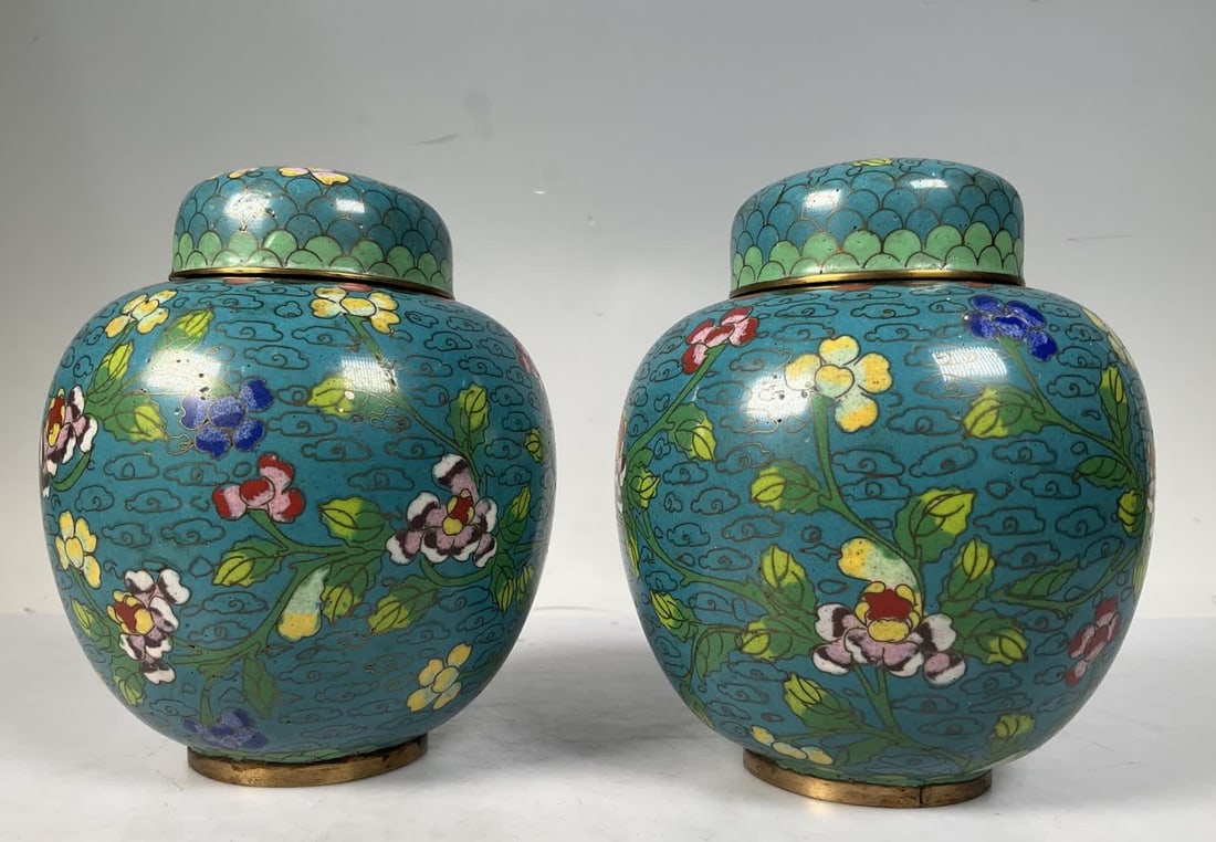 A pair of Republican-era cloisonne tea canisters with blue floral patterns (1 of 8)