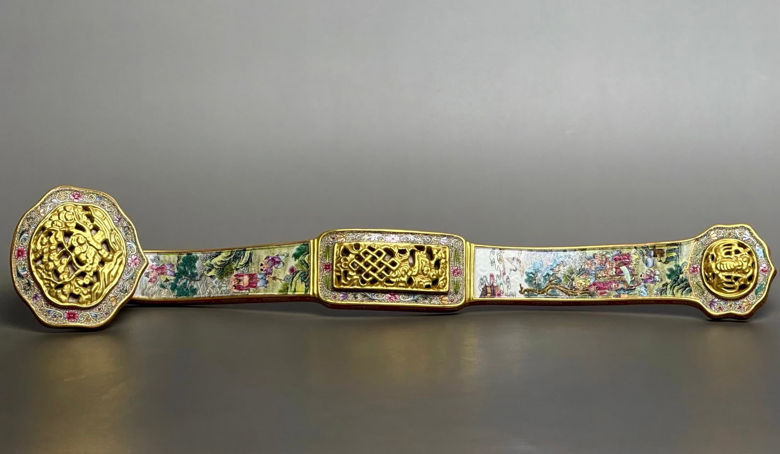 A piece from the Qianlong period of the Qing Dynasty, with hollowed-out carved and gilded (1 of 9)