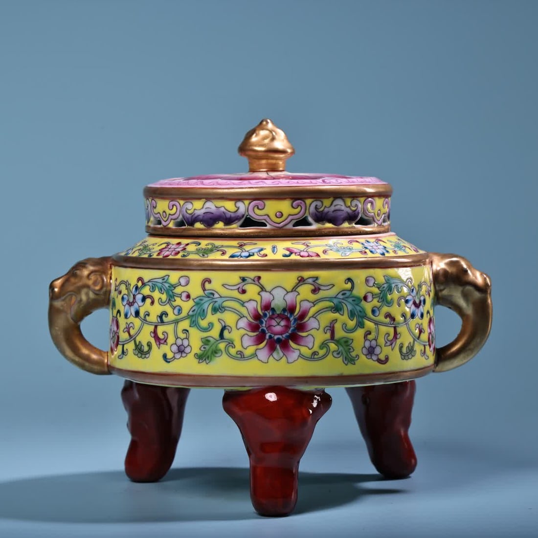 One piece is a fa?ade gilded porcelain incense burner from the Qing Dynasty: Qing Dynasty enamel gilt porcelain incense burner SIZE: W:500g H:13cm W:15cm (The Dimensions Of All Batches Are Manually Measured.If You Need More Detailed Information, Please Contact Our Customer Ser