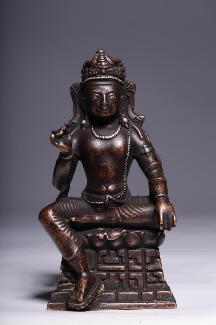 A Qing Dynasty bronze inlaid silver Guanyin statue: Qing Dynasty alloy bronze inlaid silver statue of the Free Guanyin SIZE: H:10cm L:5cm W:3.8cm W:258g (The Dimensions Of All Batches Are Manually Measured.If You Need More Detailed Information, Please 