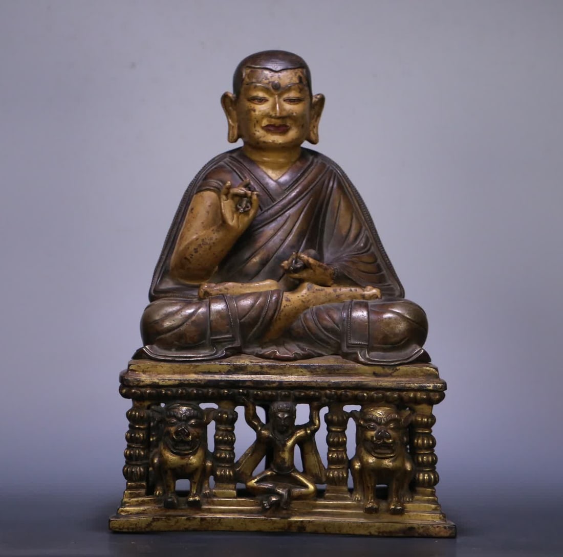 A 14th-century Tibetan Buddhist gilt bronze statue of a guru: 14th-century Tibetan Buddhist gilt bronze statue of the guru SIZE: H:39cm Bottom 27x20cm W:9865g (The Dimensions Of All Batches Are Manually Measured.If You Need More Detailed Information, Please Cont