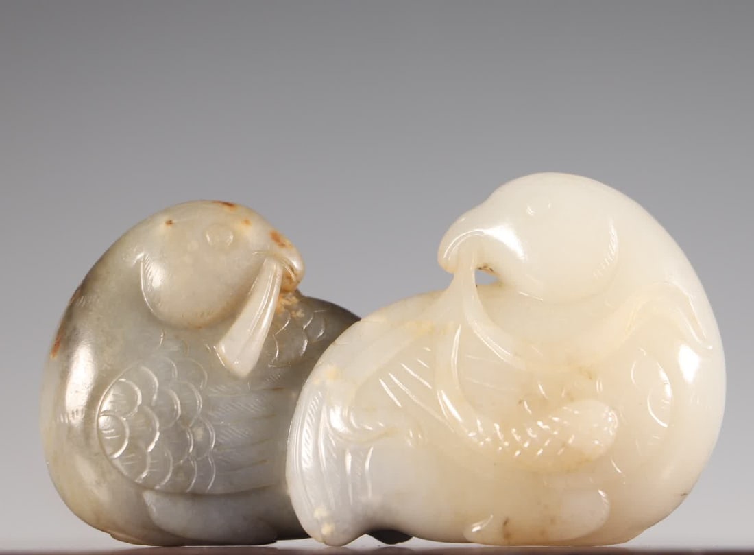A Qing Dynasty Hetian blue-and-white seed jade piece with skillful carving, featuring mandarin ducks: Qing Dynasty Hetian blue-and-white seed jade, skillfully carved, mandarin ducks holding lotus leaves SIZE: 10x3.2x5.8cm W:229g (The Dimensions Of All Batches Are Manually Measured.If You Need More