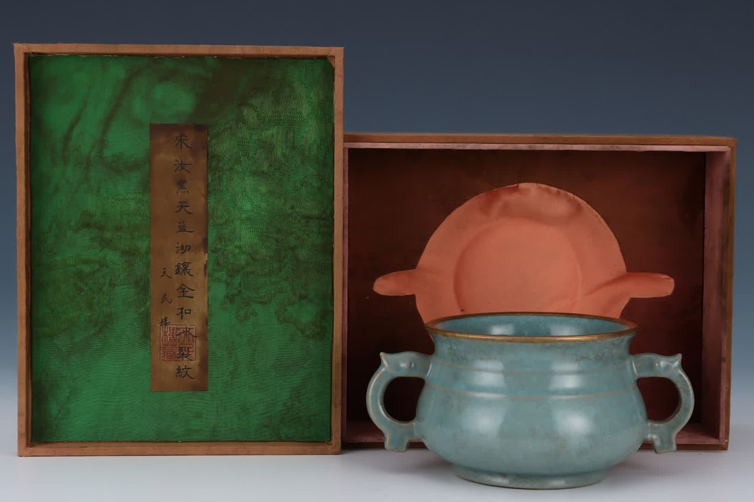 One piece: Song Ru kiln borneol glaze double-handled stove: Song Ru kiln borneol glaze double-handled censer SIZE: H: 9.8cm Abdominal diameter 21.3cm (The Dimensions Of All Batches Are Manually Measured.If You Need More Detailed Information, Please Contact Our