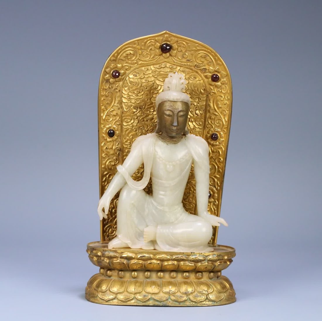 A Qing Dynasty Hetian jade gilt statue of the Free Guanyin: Qing Dynasty Hetian jade gilt bronze statue of the Free Guanyin SIZE: 25x13x7cm W:1315.5g (The Dimensions Of All Batches Are Manually Measured.If You Need More Detailed Information, Please Contact Our
