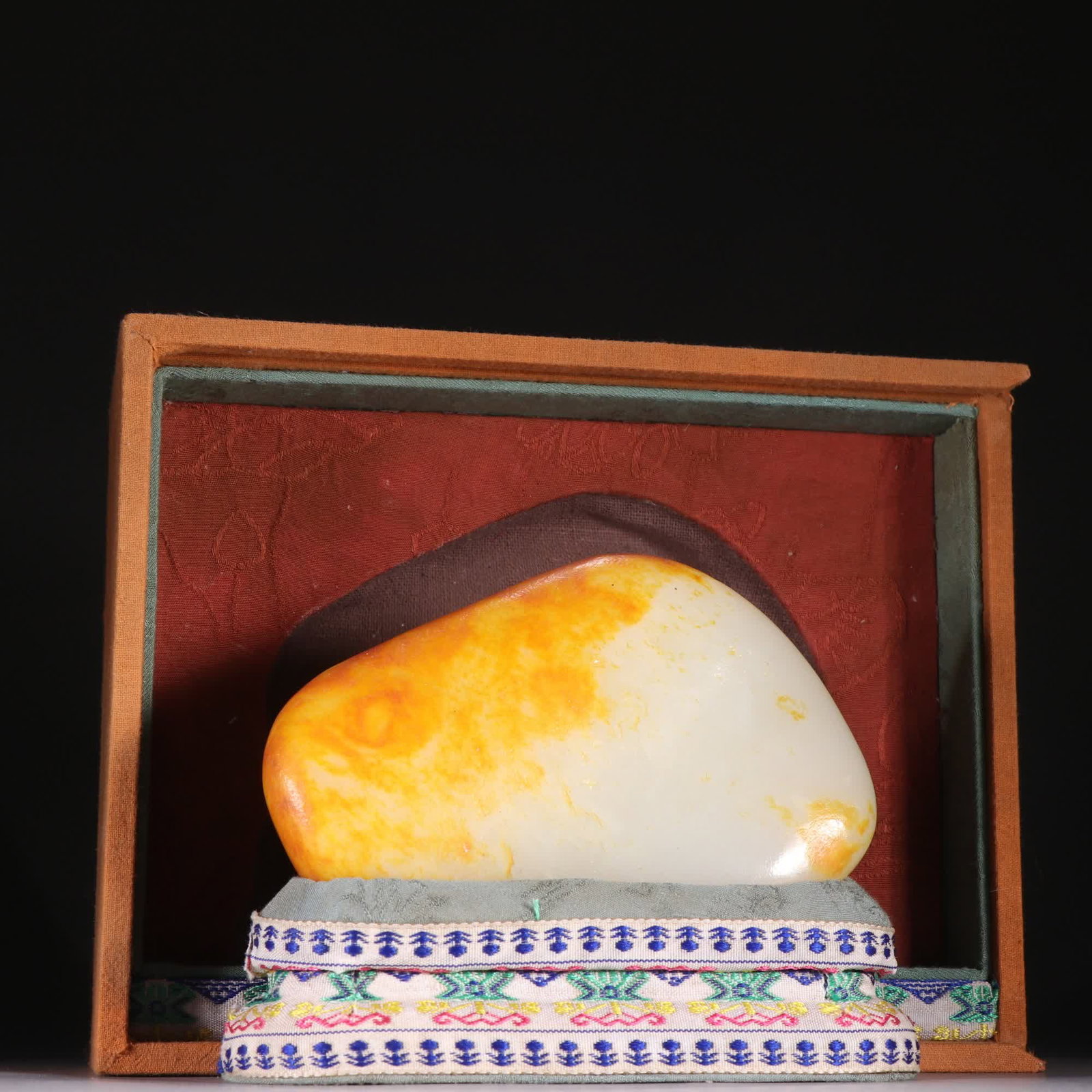 A raw stone from Qing dynasty Hetian jade seed material (1 of 9)