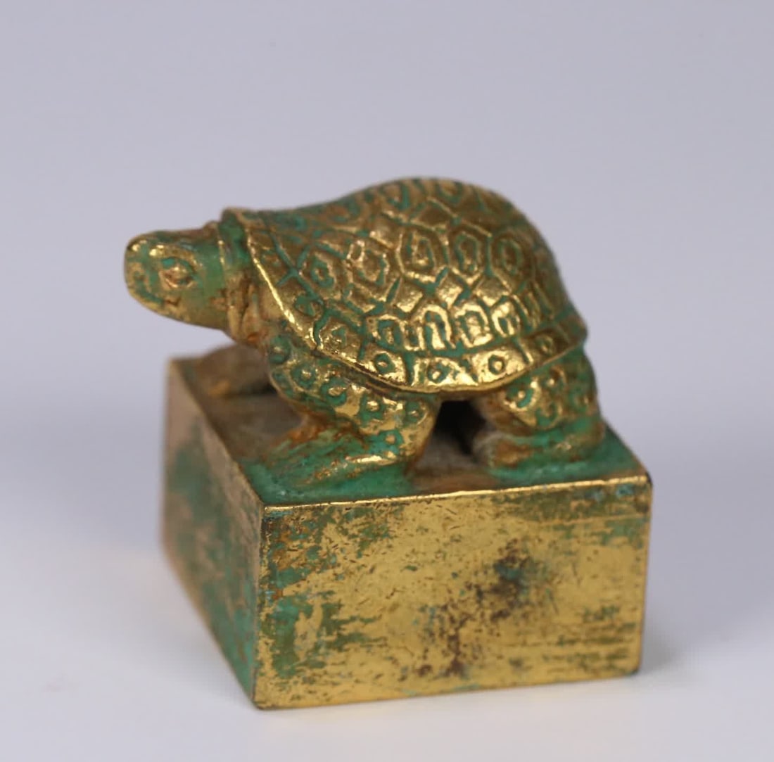 A Han Dynasty bronze gilt seal with a turtle-shaped knob: Han dynasty bronze gilt turtle-shaped knob seal SIZE: 3x3.6x3.5cm W:167.2g (The Dimensions Of All Batches Are Manually Measured.If You Need More Detailed Information, Please Contact Our Customer Servi
