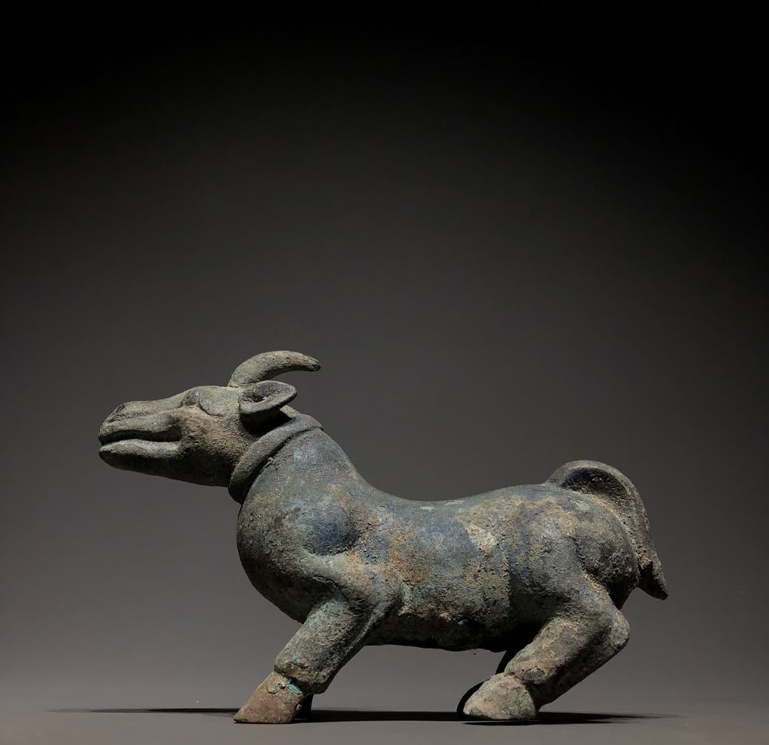 A peacock blue roosting beast from the Western Han period (1 of 9)