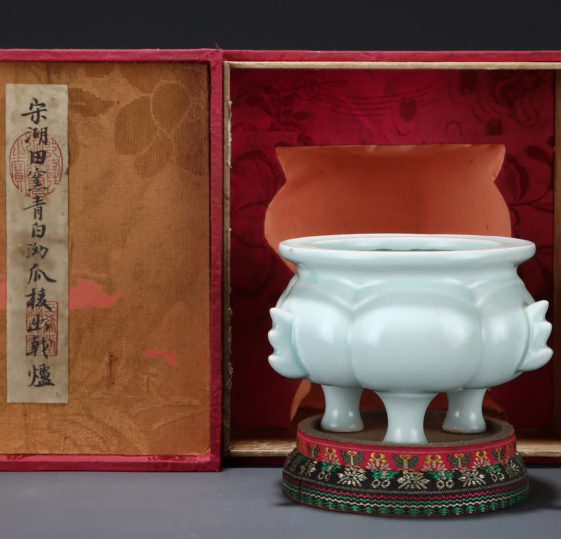 One piece: Qing Palace Songhu Tian Kiln Qingbai Glaze Melon-Ridge Shaped Spear Three-legged Censer: Qing palace Songhu Tian kiln blue-white glazed melon-ridge spear-shaped three-legged censer SIZE: 9.8cm, belly diameter 13.5cm (The Dimensions Of All Batches Are Manually Measured.If You Need More Det