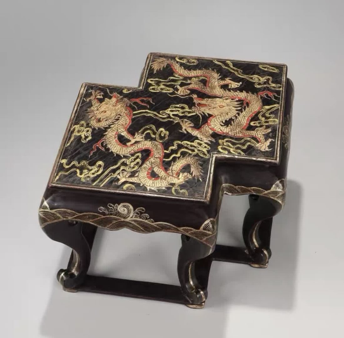A Qing dynasty Qianlong period wooden base with lacquer painting and gilded double dragons playing: Qing dynasty Qianlong period wooden base lacquer-painted with gold-painted double dragons playing with pearls, several tables in style SIZE: H:14cm L:25cm W:17.5cm W:448.5g (The Dimensions Of All Batc