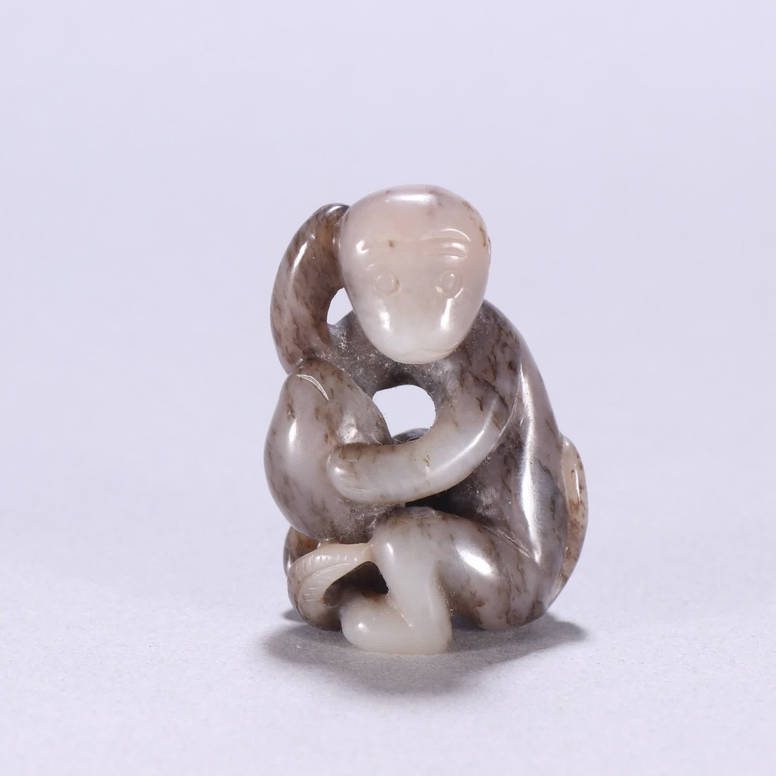 A Qing dynasty blue-and-white seed piece carved with a spirit monkey offering longevity: Qing dynasty blue-and-white seed material Spirit Monkey Longevity Carving SIZE: H:5cm W:3.3cm W:42.6g (The Dimensions Of All Batches Are Manually Measured.If You Need More Detailed Information, Please