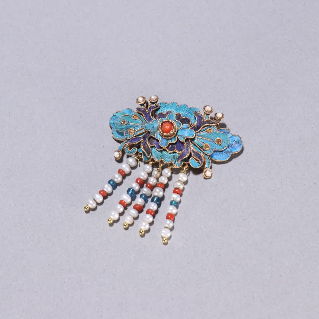 A Qing dynasty bronze brooch with gilt kingfisher floral patterns (1 of 9)