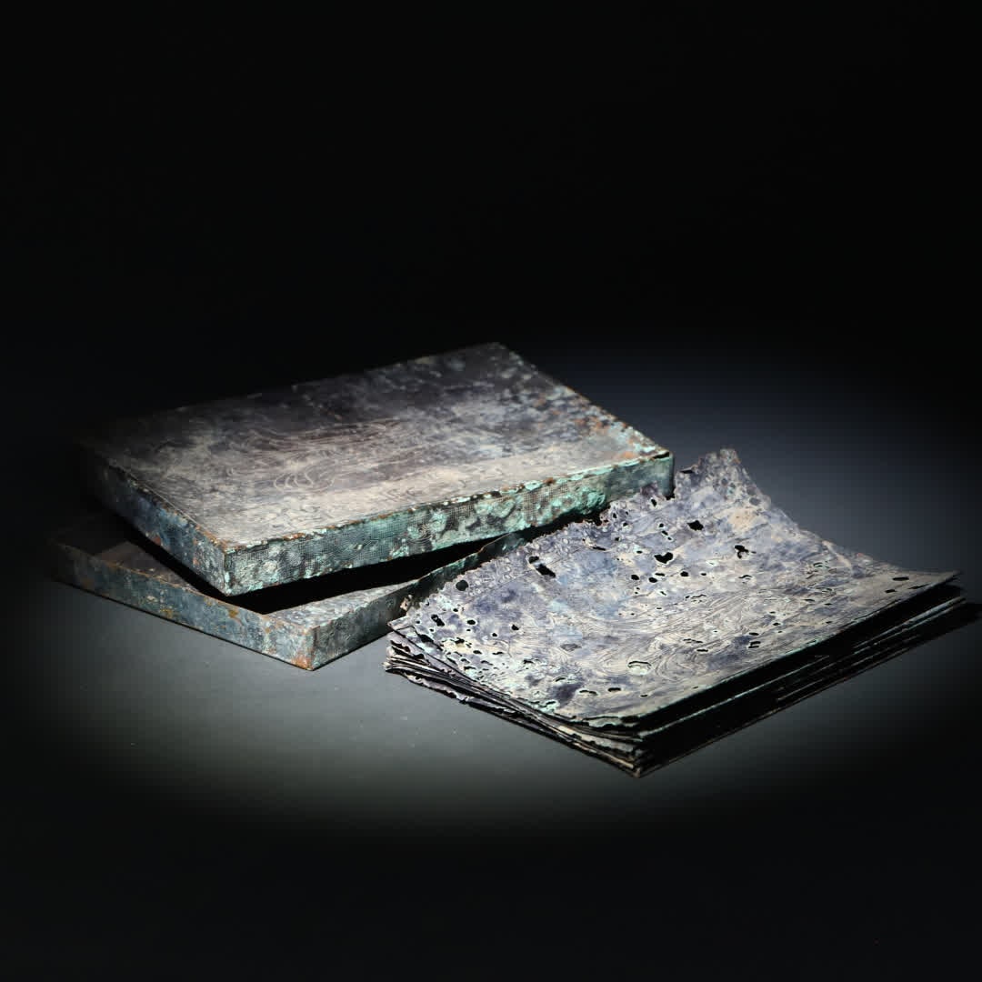 One piece: Tang Dynasty silver engraved Buddhist scripture album pages with a silver case (1 of 11)