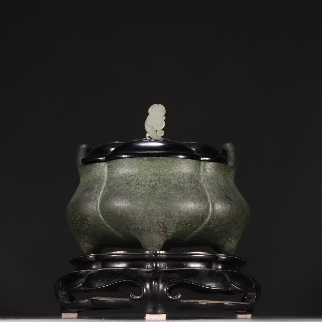 A bronze crabapple-shaped incense burner with an ancient treasure mark: A treasured bronze crabapple-shaped incense burner from ancient times SIZE: H:18.3cm W:15cm W:2220.2g (The Dimensions Of All Batches Are Manually Measured.If You Need More Detailed Information, Please
