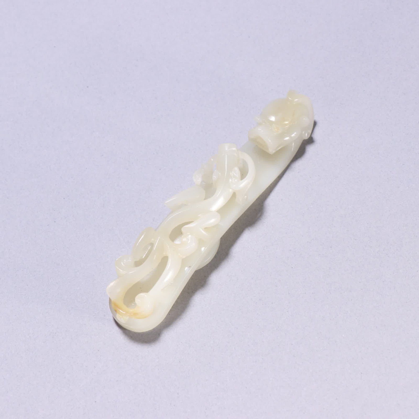 A Qing dynasty Hetian jade with a dragon belt hook for the child of the Cheng dragon (1 of 9)