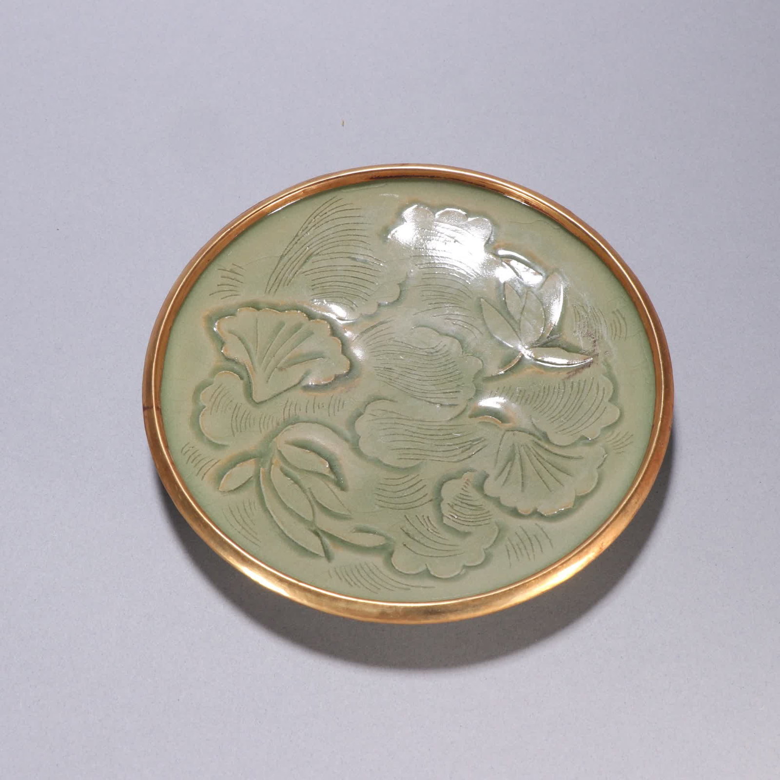 One Song Dynasty Yaozhou kiln-wrapped gold-carved patterned plate: Song Dynasty Yaozhou kiln-gilded carved plate with floral patterns SIZE: H:2.6cm W:17.4cm (The Dimensions Of All Batches Are Manually Measured.If You Need More Detailed Information, Please Contact Our