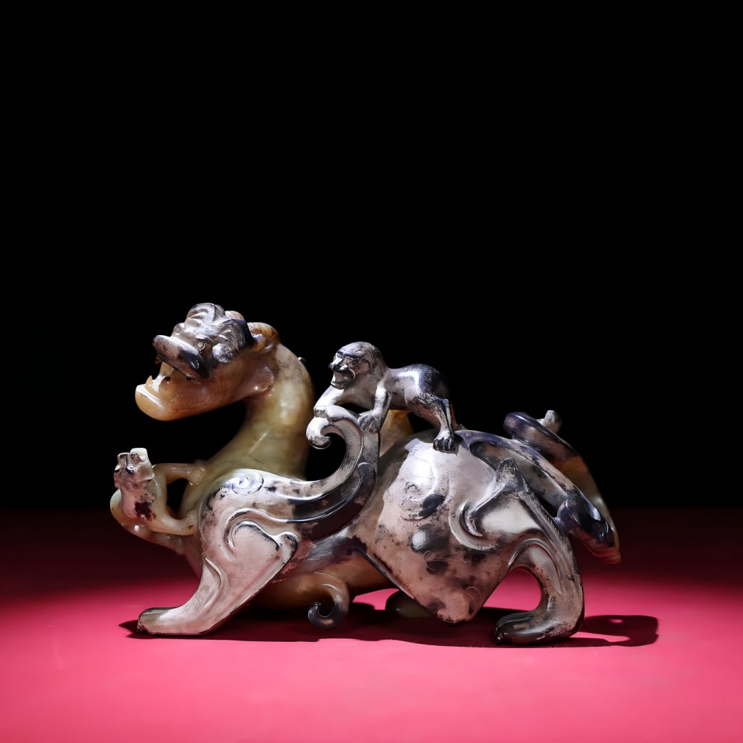 A Han dynasty jade auspicious beast handle: Han dynasty jade auspicious beast handle SIZE: 126X196X76mm W:1471g (The Dimensions Of All Batches Are Manually Measured.If You Need More Detailed Information, Please Contact Our Customer Service Befo