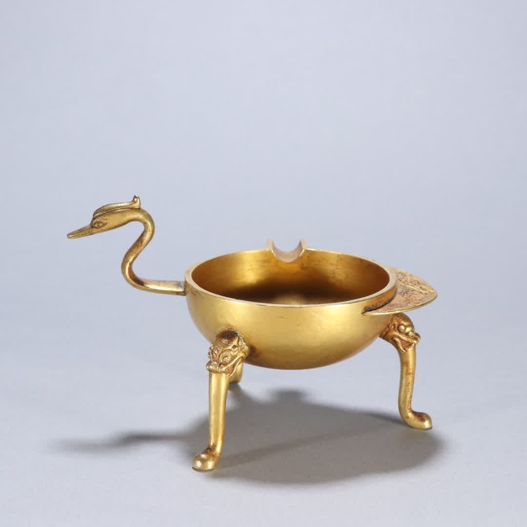 A Qing dynasty bronze gilt crane-head three-legged cup: A clear bronze gilt crane-head three-legged cup SIZE: H:7.7cm W:11.8cm W:176.9g (The Dimensions Of All Batches Are Manually Measured.If You Need More Detailed Information, Please Contact Our Customer 