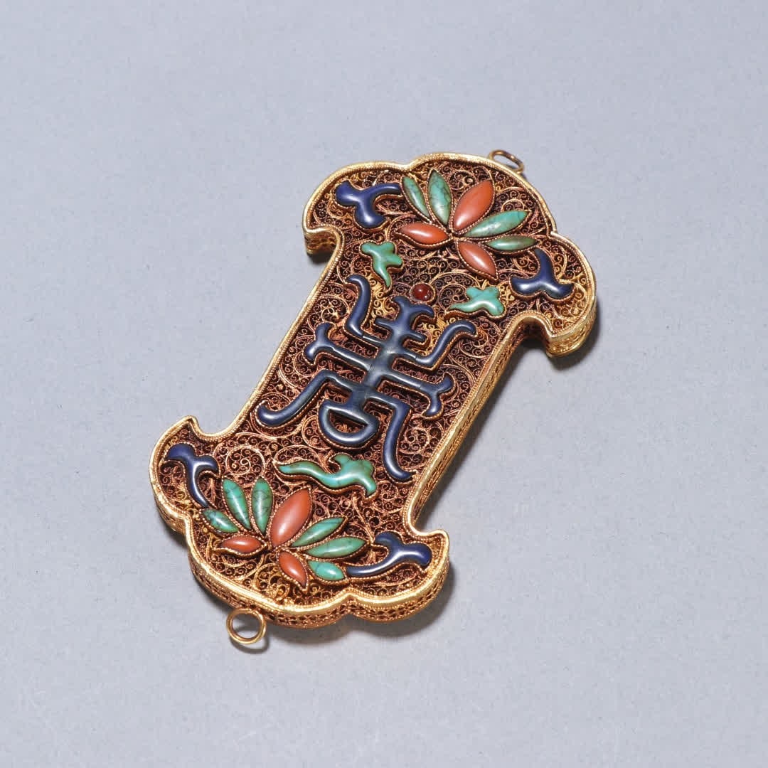 A Qing dynasty bronze gilt inlaid with a plaque for 'Fortune and Longevity': Qing Dynasty Gilt Bronze Inlaid Multi-Treasure Fortune and Longevity Plaque SIZE: L:10.8cm W:5.6cm W:70.8g (The Dimensions Of All Batches Are Manually Measured.If You Need More Detailed Information, P