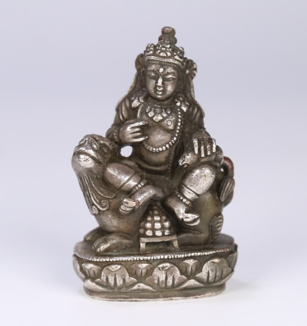 A Qing Dynasty Tibetan silver Buddha statue of the Pure Silver Treasure Heavenly King: A pure silver statue of the Treasure King of Treasures from Tibetan Buddha in the Qing Dynasty SIZE: 6.7x4.2x2.5cm W:133.8g (The Dimensions Of All Batches Are Manually Measured.If You Need More Detail