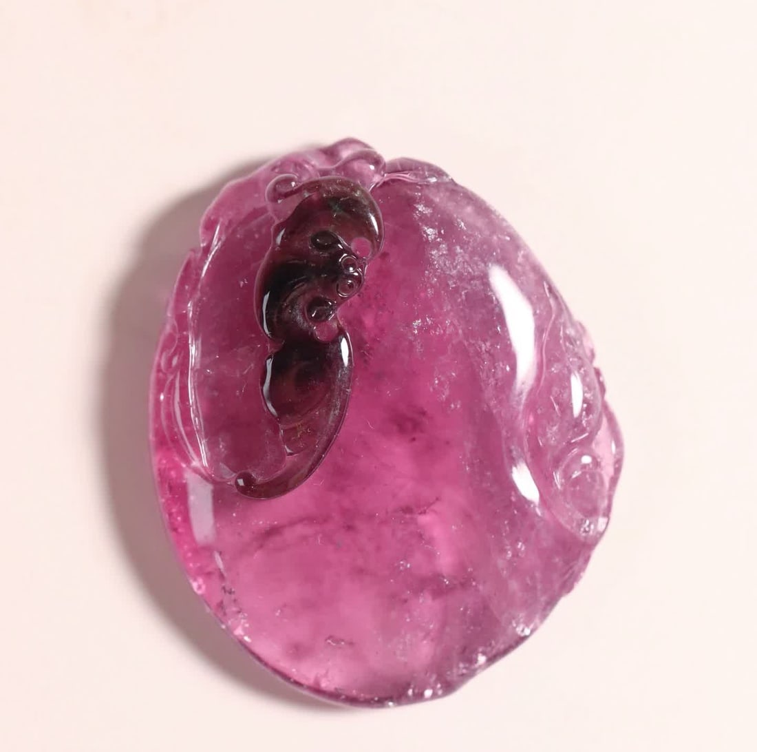 A Qing Dynasty purple-pink two-tone tourmaline charm carved double blessing melon fruit pendant: Qing dynasty purple-pink two-tone tourmaline, charming carved double fortune melon fruit pendant SIZE: 4.73x3.9x1.16cm W:31.2g (The Dimensions Of All Batches Are Manually Measured.If You Need More Det