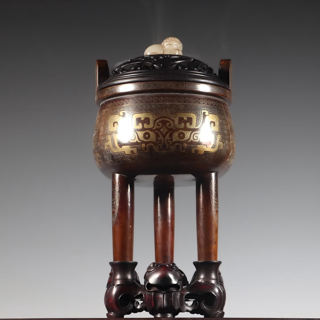 One is a Qing Dynasty bronze inlay with gold inlaid and silver wire Hetian jade knob, a three-legged: Qing Dynasty copper inlay, gold inlay, silver thread Hetian jade burner knob, three-legged incense burner SIZE: 14x14x30cm W:3750g (The Dimensions Of All Batches Are Manually Measured.If You Need More