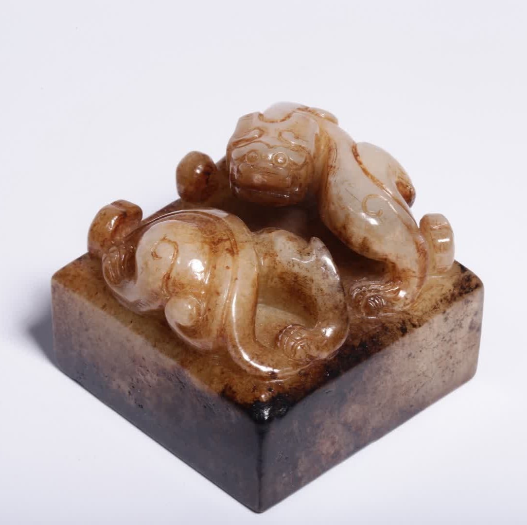 One Ming dynasty Hetian jade belt with inlaid double chi dragon knob square seal: Ming dynasty Hetian jade belt with inlaid double chi dragon knob square seal SIZE: H:4cm L:4.8cm W:174g (The Dimensions Of All Batches Are Manually Measured.If You Need More Detailed Information, Plea