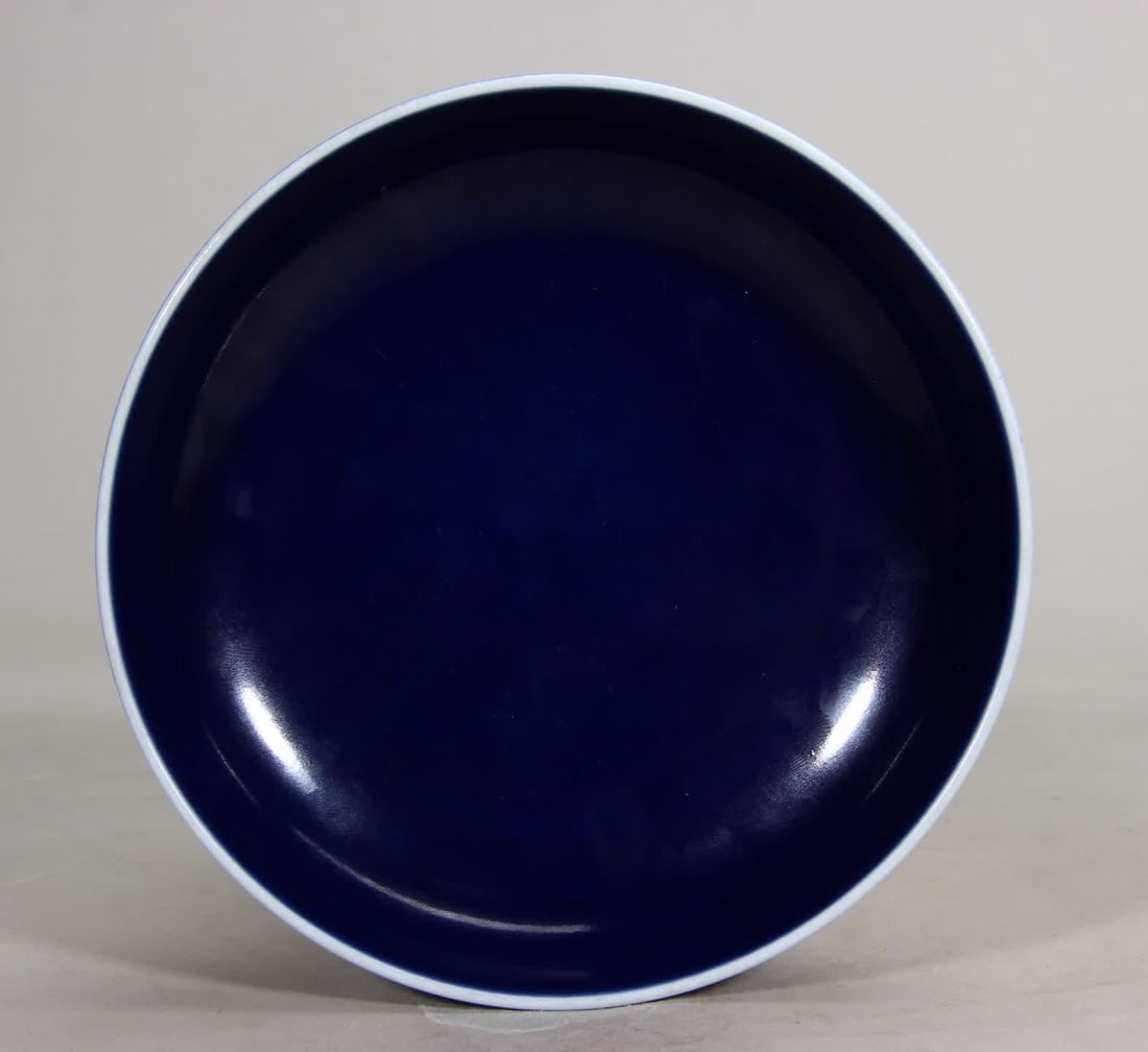 A Qing Qianlong sapphire blue glaze plate: Qing Qianlong sapphire blue glaze plate SIZE: D: 13.7 cm (The Dimensions Of All Batches Are Manually Measured.If You Need More Detailed Information, Please Contact Our Customer Service Before Bidding.