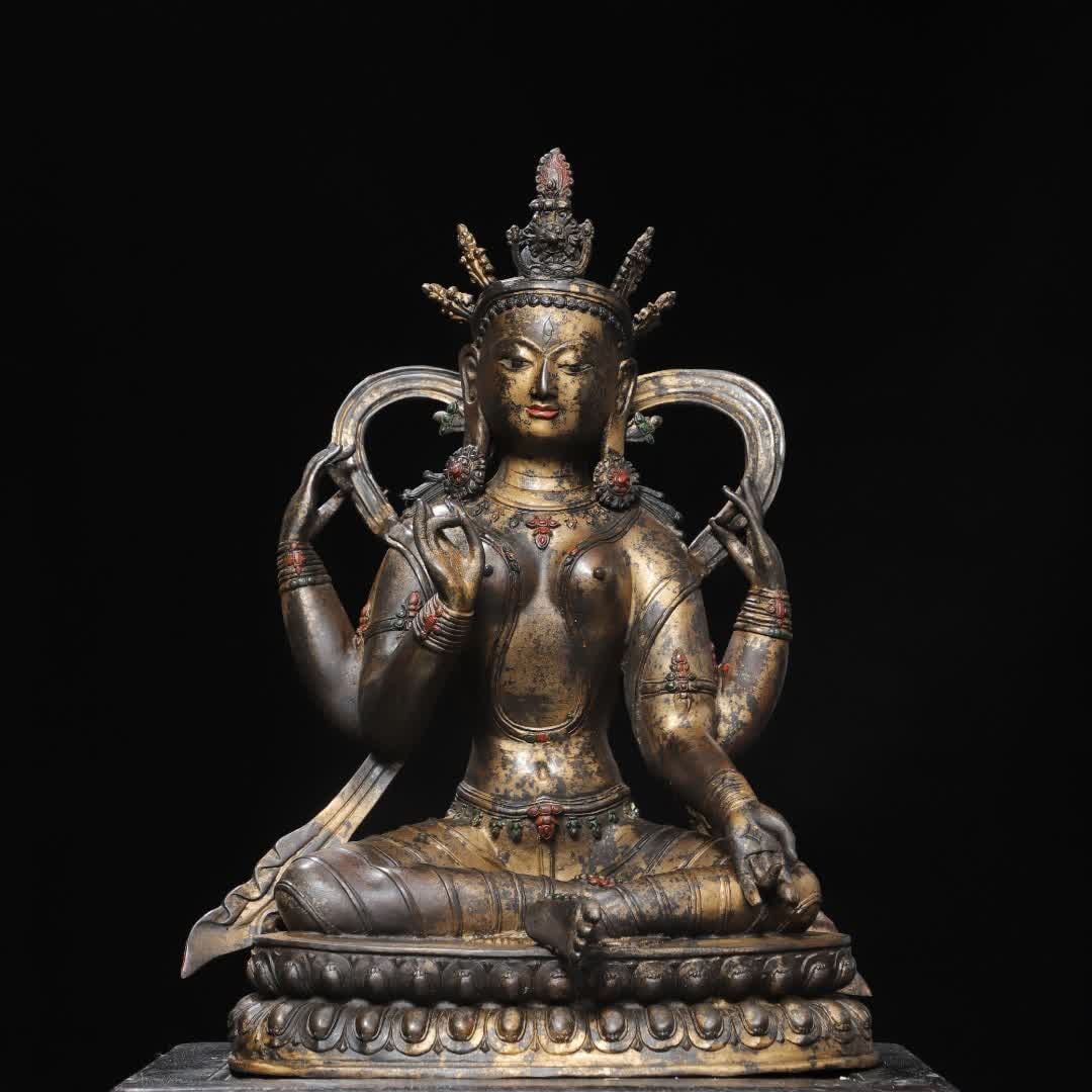 A Qing Dynasty bronze rubbing statue of Guanyin Bodhisattva: A bronze rubbing statue of Guanyin Bodhisattva from the Qing Dynasty SIZE: H:51cm W:38cm T:22cm W:9.5kg (The Dimensions Of All Batches Are Manually Measured.If You Need More Detailed Information, Plea