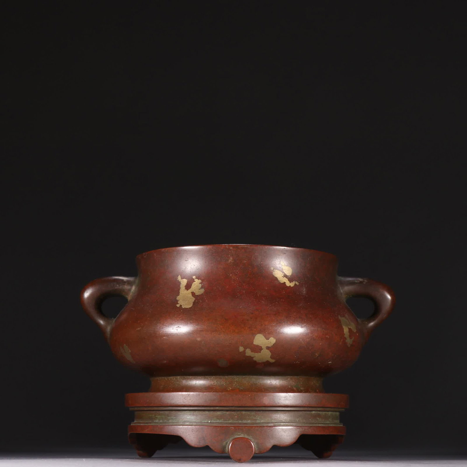 A Ming dynasty Xuande mark bronze gold-dotted incense burner: Ming Dynasty, Xuande inscribed bronze gold-dotted incense burner SIZE: H:9.3cm W:15cm W:1374.5g (The Dimensions Of All Batches Are Manually Measured.If You Need More Detailed Information, Please Conta