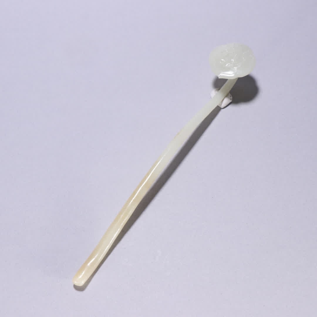 A Qing dynasty Hetian jade bat-patterned ruyi handle: Qing Dynasty: Hetian jade bat pattern ruyi handle SIZE: L:24.3cm W:3.9cm W:57g (The Dimensions Of All Batches Are Manually Measured.If You Need More Detailed Information, Please Contact Our Customer