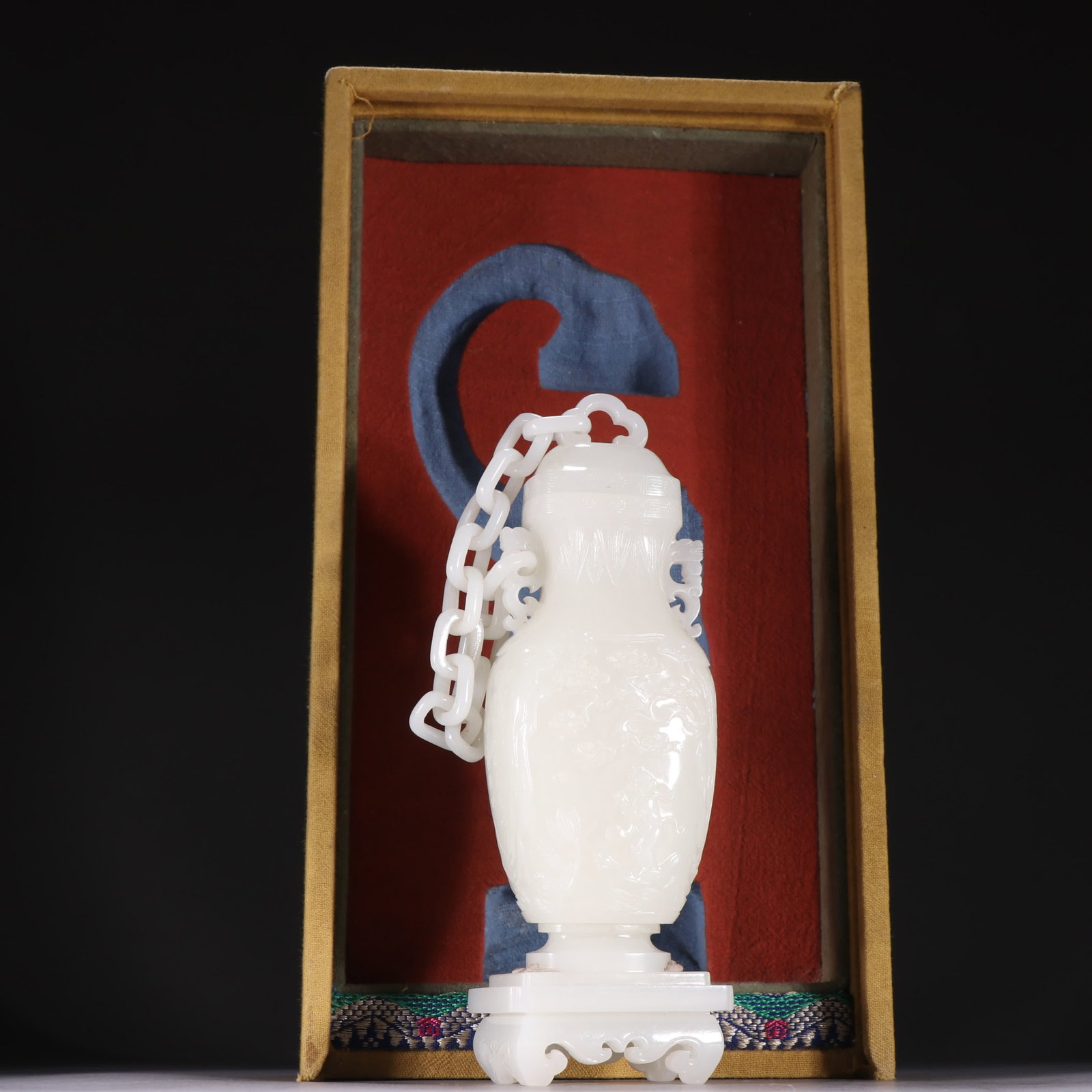 A Qing Hetian jade character story bottle: Qing Hetian jade character story bottle SIZE: H:16.3cm W:4.3cm W:370g (The Dimensions Of All Batches Are Manually Measured.If You Need More Detailed Information, Please Contact Our Customer Service