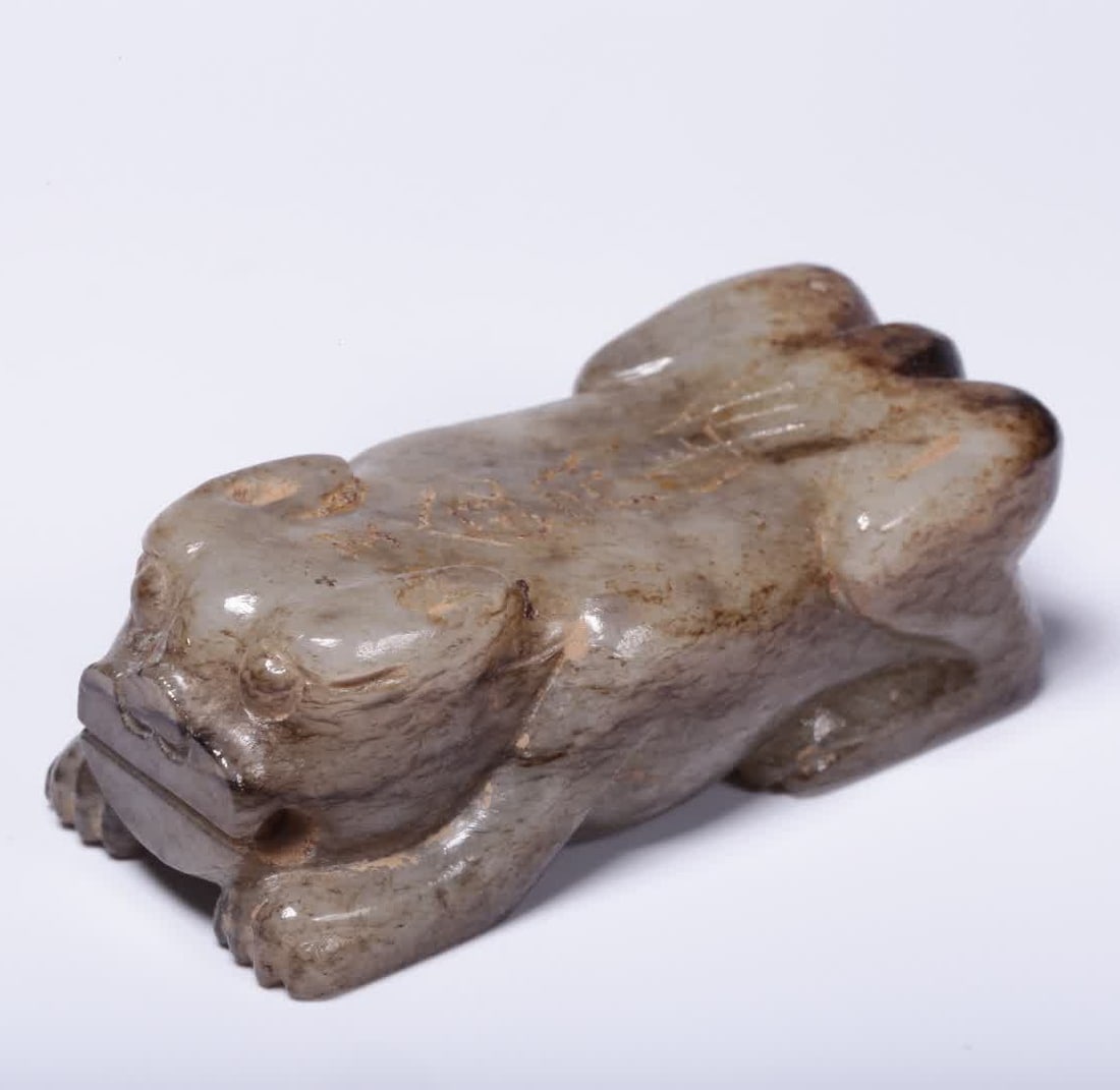 One Ming Dynasty Hetian jade belt with a Qinrui beast paperweight: Ming dynasty Hetian jade belt with auspicious beast paperweight SIZE: H:1.9cm L:5.8cm W:2.5cm W:68g (The Dimensions Of All Batches Are Manually Measured.If You Need More Detailed Information, Please