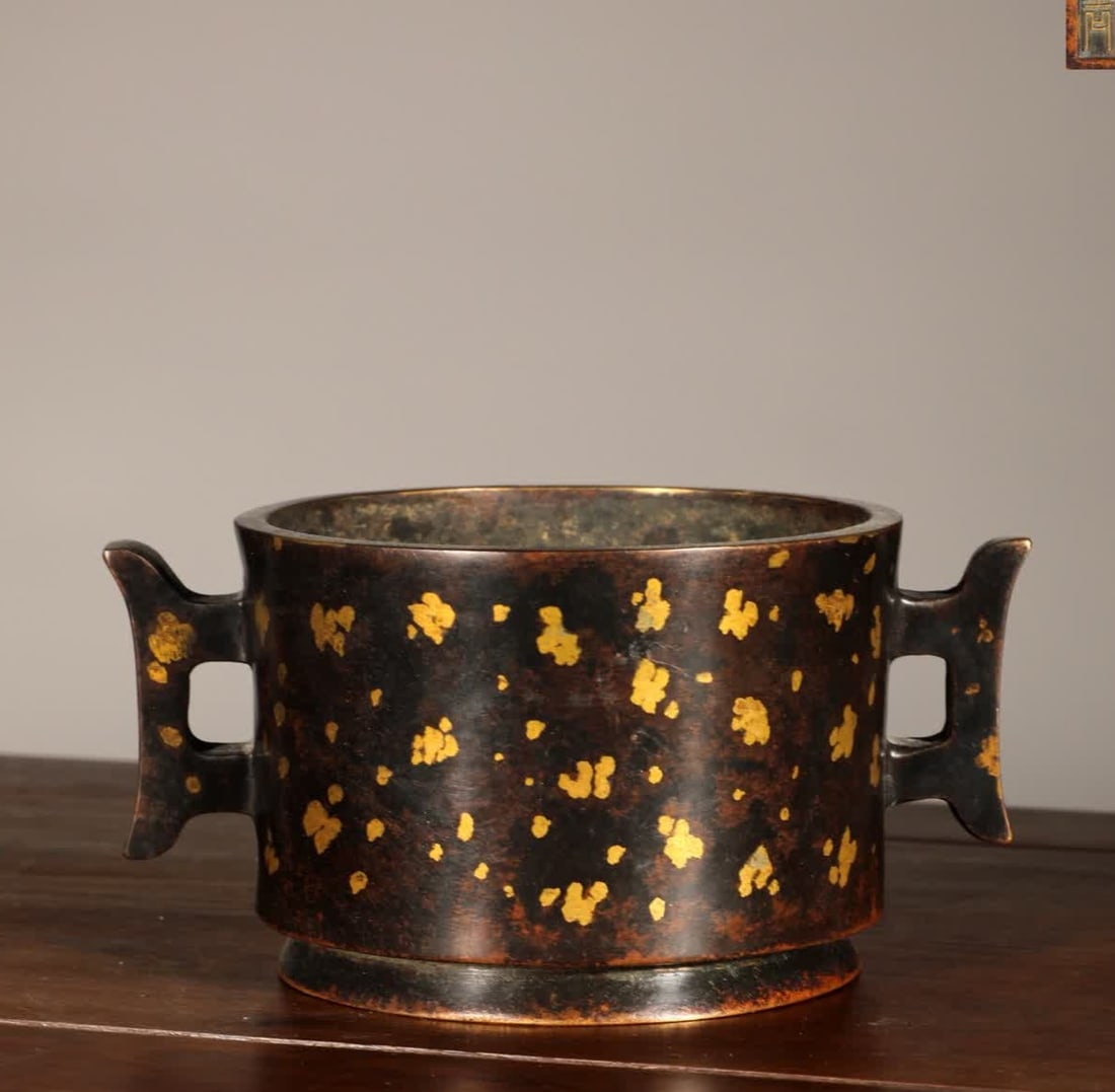 A Ming Dynasty bronze-inlaid gold-inlaid halberd-shaped burner with a halberd-shaped handle: Ming Dynasty bronze-plated gold-dotted sprinkle halberd-shaped stove SIZE: H:8cm Mouth D:11cm Ear pitch 15.5cm W:1100g (The Dimensions Of All Batches Are Manually Measured.If You Need More Detailed