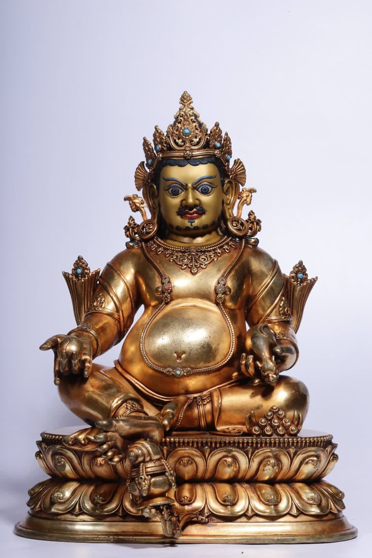 A Qing Dynasty bronze gilded statue of the God of Wealth: A gilded bronze statue of the God of Wealth from the Qing Dynasty SIZE: H:31.5cm L:23.5cm W:21cm W:4.6kg (The Dimensions Of All Batches Are Manually Measured.If You Need More Detailed Information,