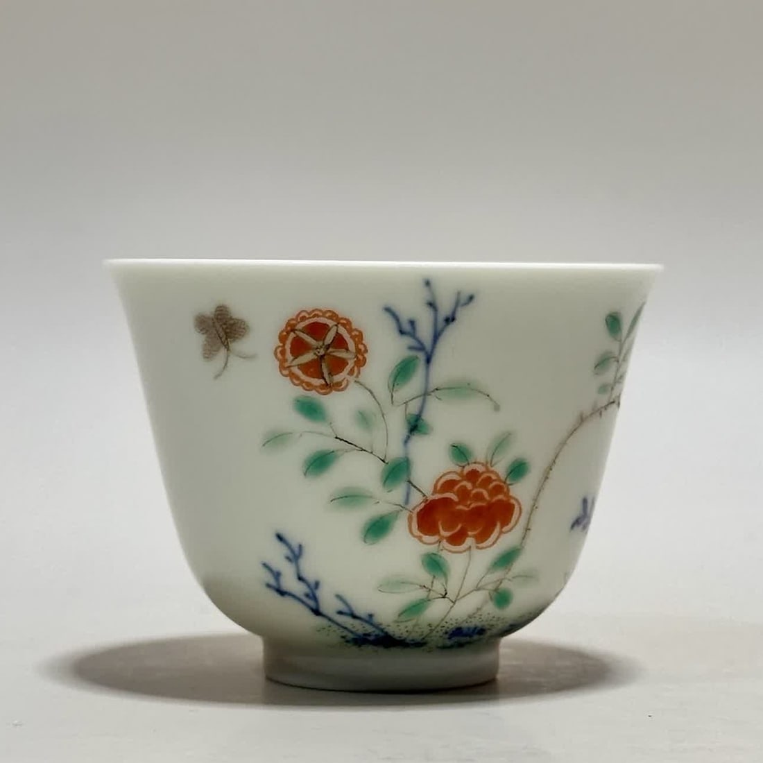 A Flower God Cup made during the Kangxi period of the Qing Dynasty: The Flower God Cup made during the Kangxi period of the Qing Dynasty SIZE: H:4.7cm Mouth D:6.5cm Bottom 2.7cm (The Dimensions Of All Batches Are Manually Measured.If You Need More Detailed
