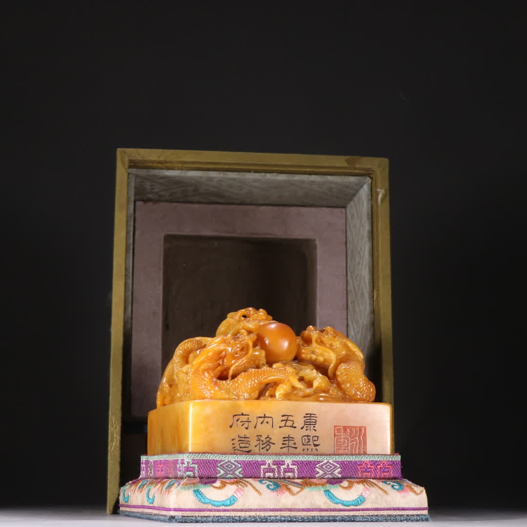 One is a Tianhuang stone dragon playing with a pearl knob: Tianhuang stone dragon playing with a pearl-knob seal SIZE: H:7.9cm W:9.5cm W:1130g (The Dimensions Of All Batches Are Manually Measured.If You Need More Detailed Information, Please Contact Our Custo
