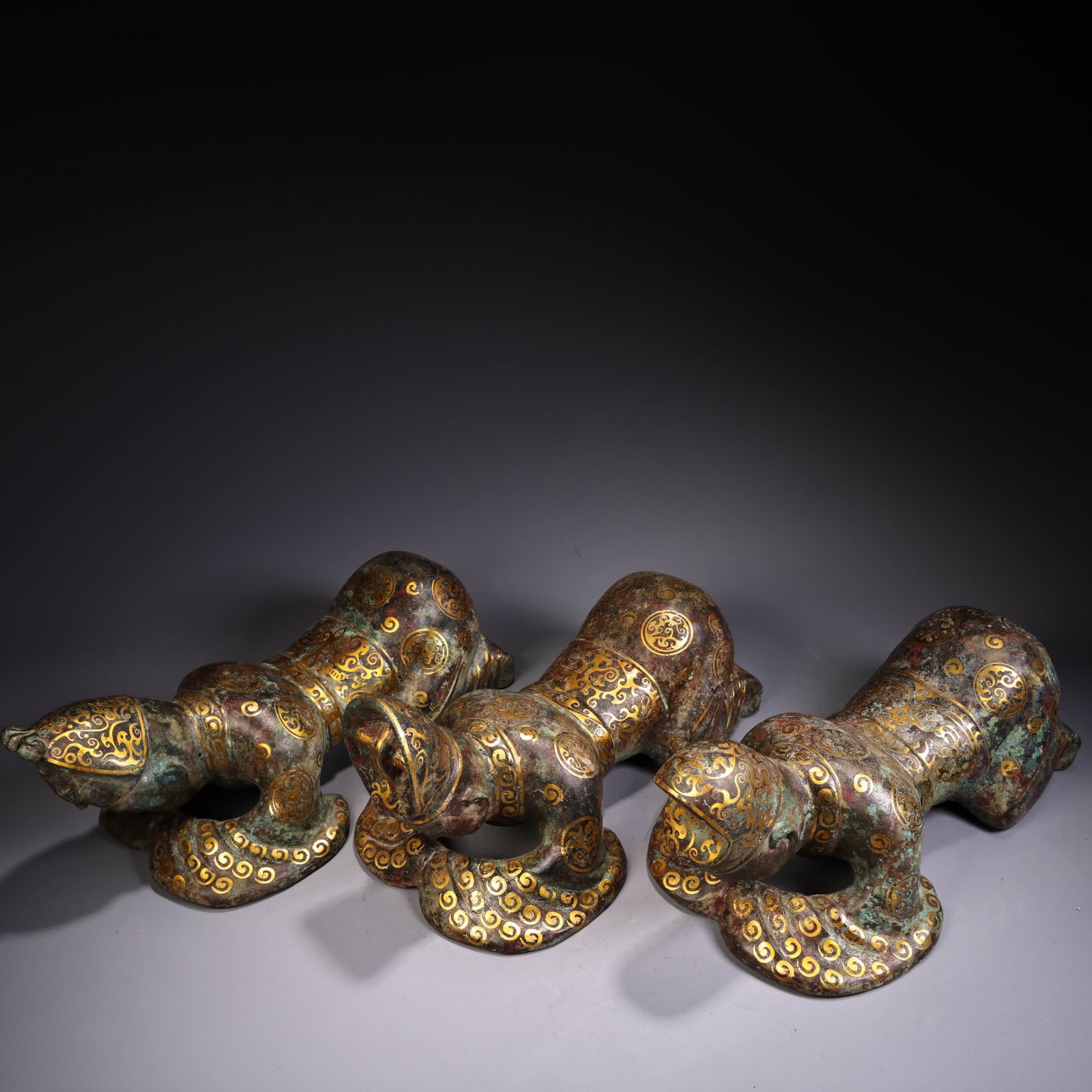 A set of Han Dynasty bronze gilded kowtowing figurines: A set of Han Dynasty bronze gilded kowtowing figurines SIZE: W:3300g H:18cm W:30cm (The Dimensions Of All Batches Are Manually Measured.If You Need More Detailed Information, Please Contact Our Custom