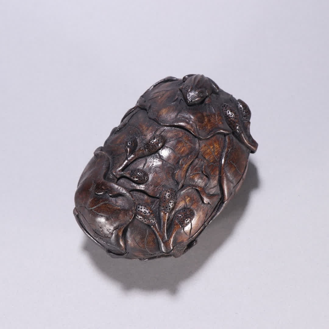 A case of Qingchenxiang carved frog lotus leaf lid box: Qingchenxiang carved frog lotus leaf-shaped lid box SIZE: H:6.1cm W:11.7cm W:82.3g (The Dimensions Of All Batches Are Manually Measured.If You Need More Detailed Information, Please Contact Our Custom