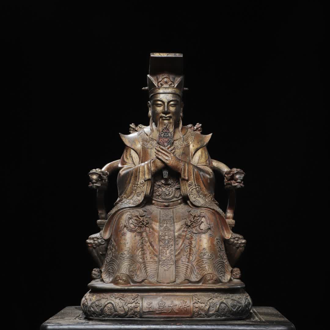 A Qing dynasty bronze clay gold Jade Emperor Buddha statue: A bronze clay and gold Jade Emperor Buddha statue from the Qing Dynasty SIZE: H:45cm W:29cm T:23cm W:8.62kg (The Dimensions Of All Batches Are Manually Measured.If You Need More Detailed Information, 