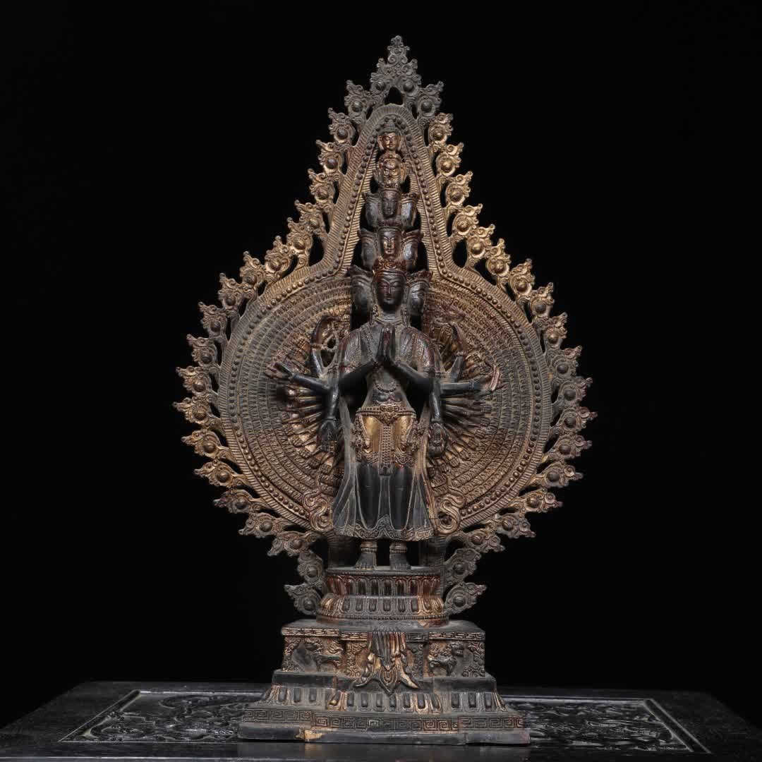 A Qing Dynasty bronze rubbing Thousand-Armed Guanyin Buddha statue: Qing Dynasty bronze rubbing Thousand-Armed Guanyin Buddha statue SIZE: H:40cm W:25cm T:9cm W:2.95kg (The Dimensions Of All Batches Are Manually Measured.If You Need More Detailed Information, Please C
