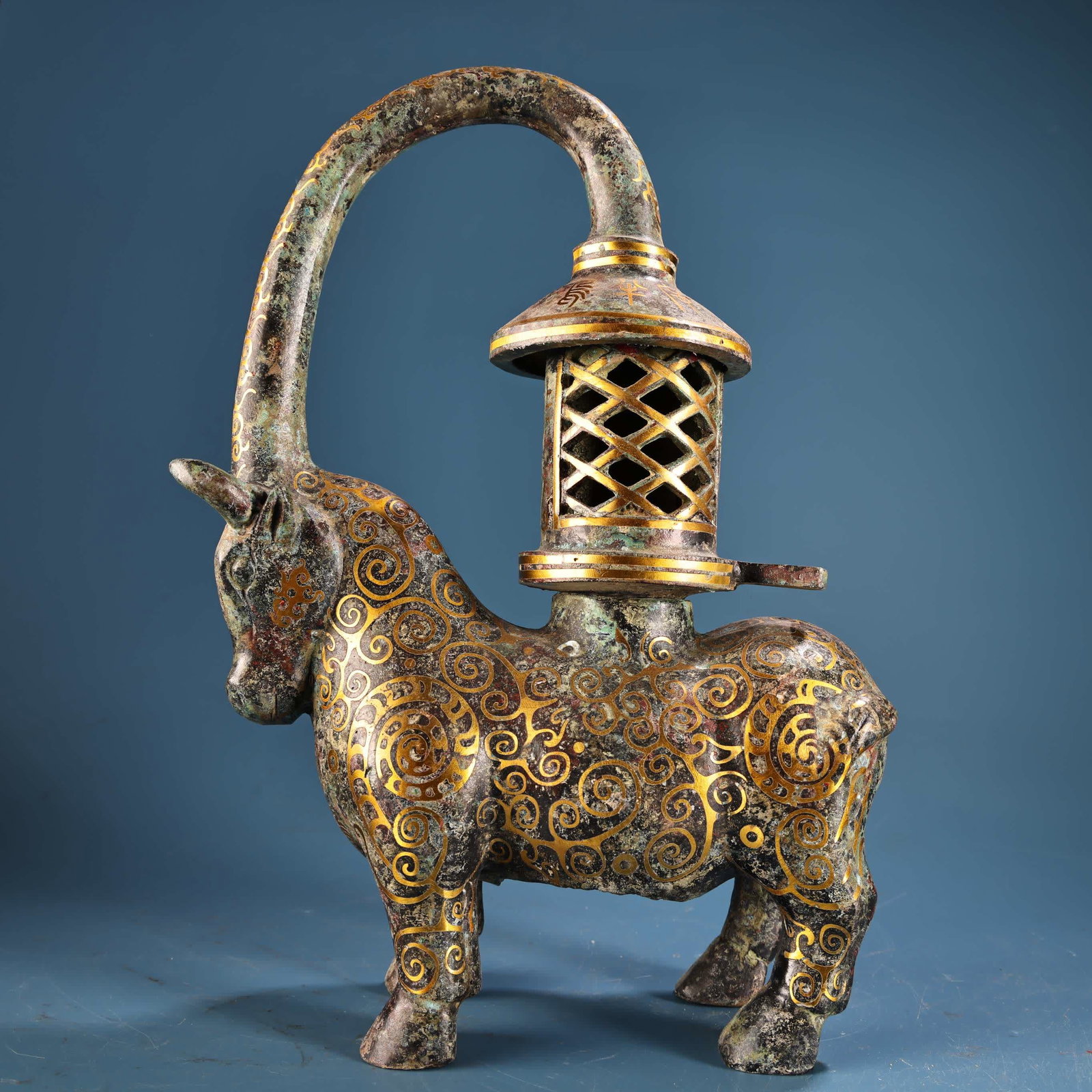 One Han Dynasty bronze lamp with a gold-inlaid inscription and a Ox Palace lamp: Han dynasty bronze inscribed ox palace lantern with a gold-inlaid belt SIZE: W:1900g H:29cm W:21cm (The Dimensions Of All Batches Are Manually Measured.If You Need More Detailed Information, Please Co
