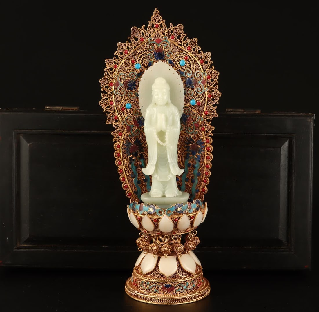 A Qing Dynasty filigree gilded jade Buddha statue ornament: A filigree gilt jade Buddha statue ornament from the Qing Dynasty SIZE: W:1326g H:39cm Top W:16cm Emerald Buddha H:20cm (The Dimensions Of All Batches Are Manually Measured.If You Need More Detailed I